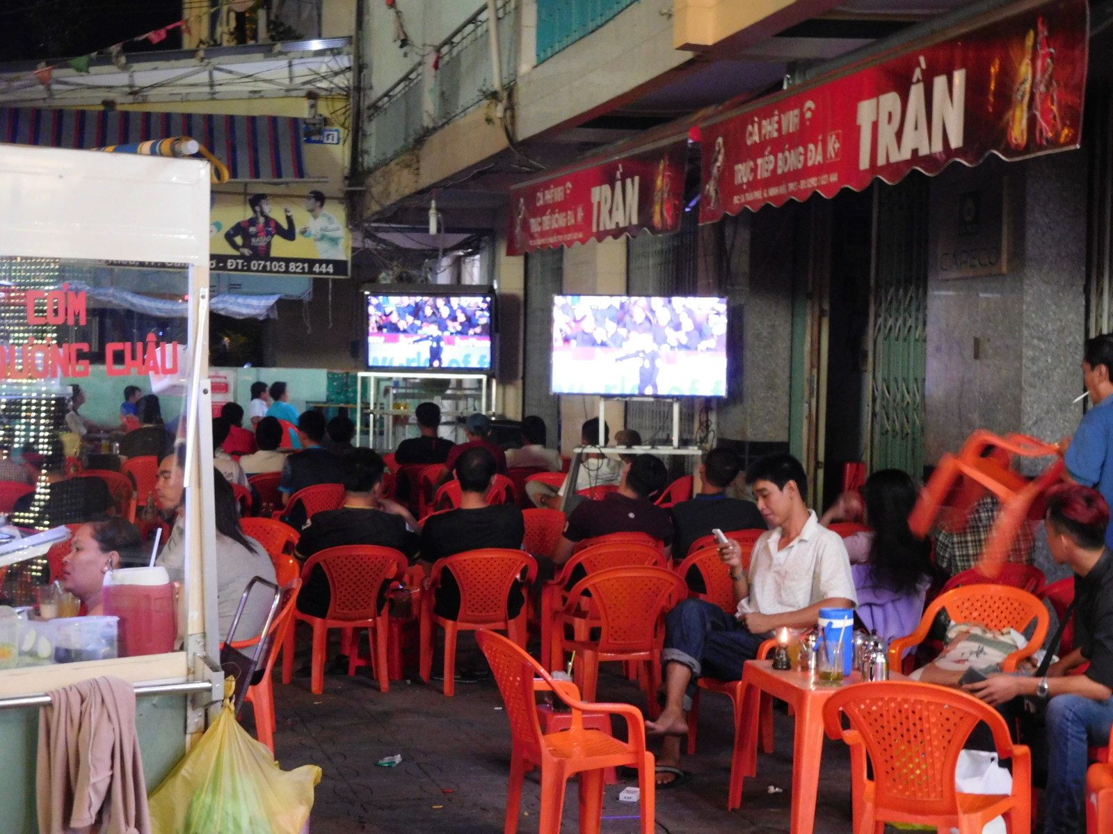 ベトナムのカントーの路上カフェとサッカー