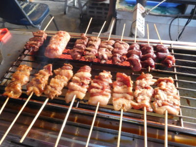 チェンマイのおいしい豚串とレバー串