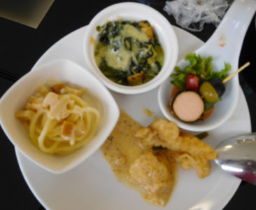 バンコクのドンムアン国際空港のコーラルラウンジの料理