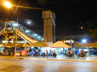 バンコクのドンムアン空港へ行くための歩道橋