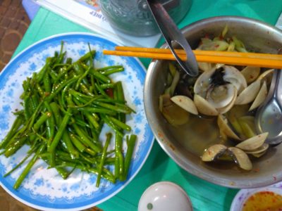 ベトナムのホーチミンで食べたおいしいあさりと空芯菜