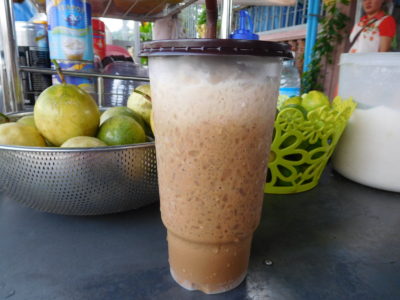 カンボジアのカンポットの甘いカフェラテ