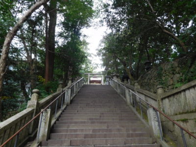 香川県の金刀比羅宮（こんぴらさん）の急な石段