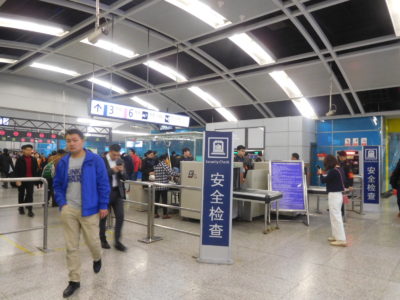 中国重慶の地下鉄の荷物検査