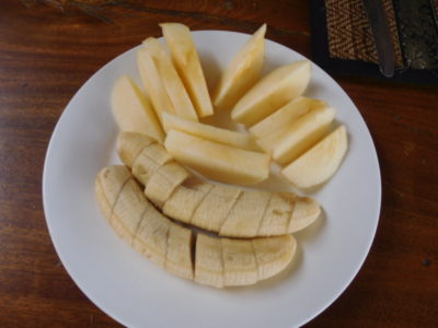 ラオスのルアンナムターのホテルの朝食フルーツ