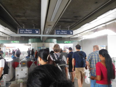 不便なバンコクのBTS（電車）で降りるために並んでいる人