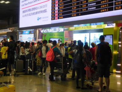 バンコクのドンムアン国際空港のSIM売り場の長蛇の列
