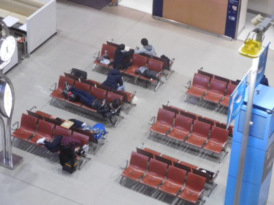 関西国際空港のベンチと空港寝