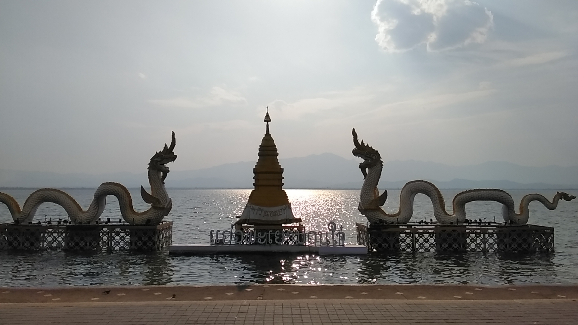 タイのパヤオ湖の龍