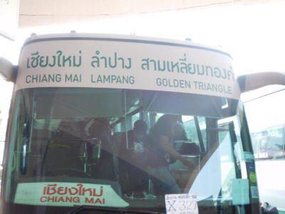 タイ北部のパヤオのバスターミナルのバス