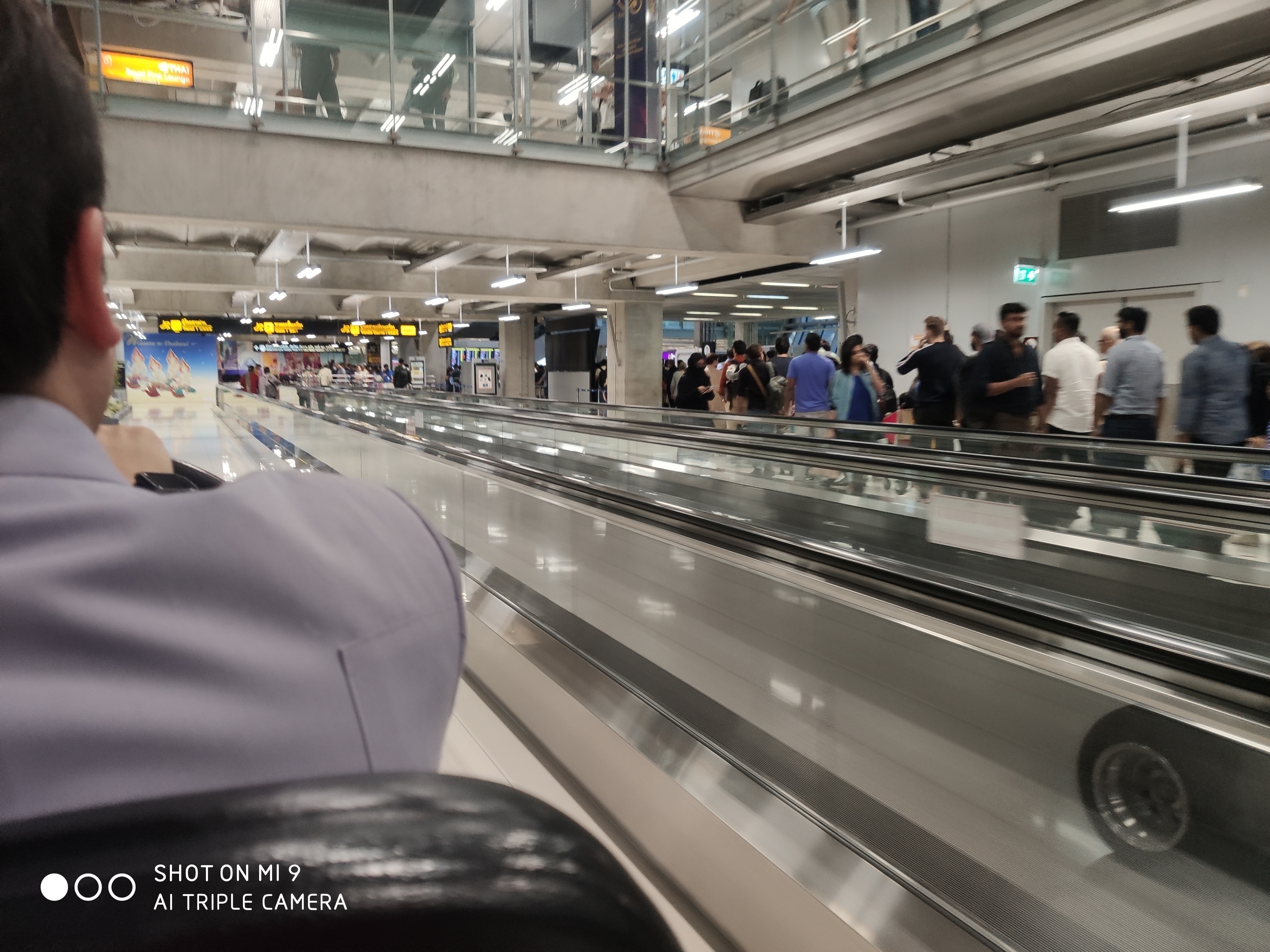 スワンナプーム国際空港の乗り継ぎカウンターの長蛇の列
