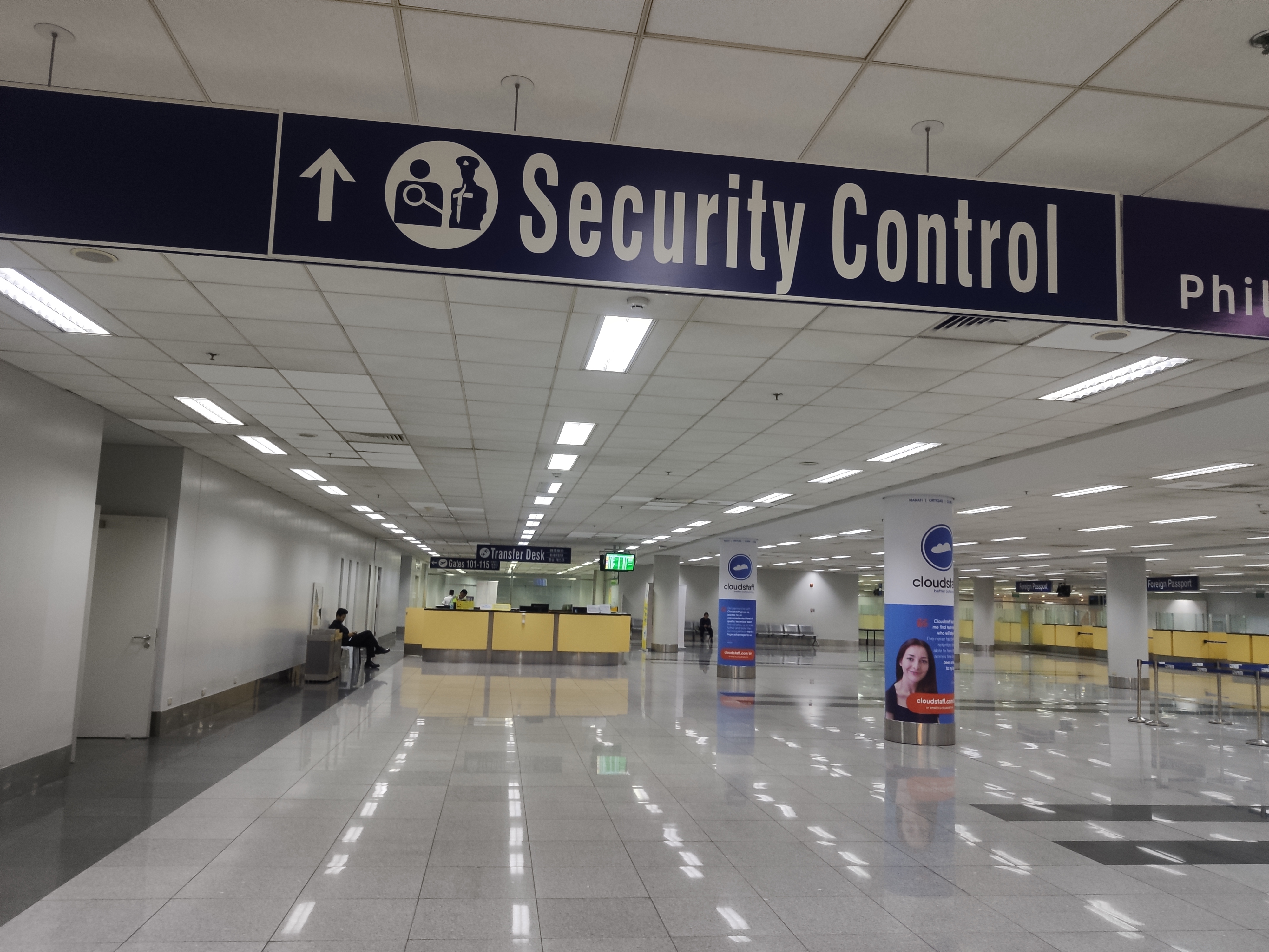 マニラ国際空港ターミナル3の人権無視トランジットエリア