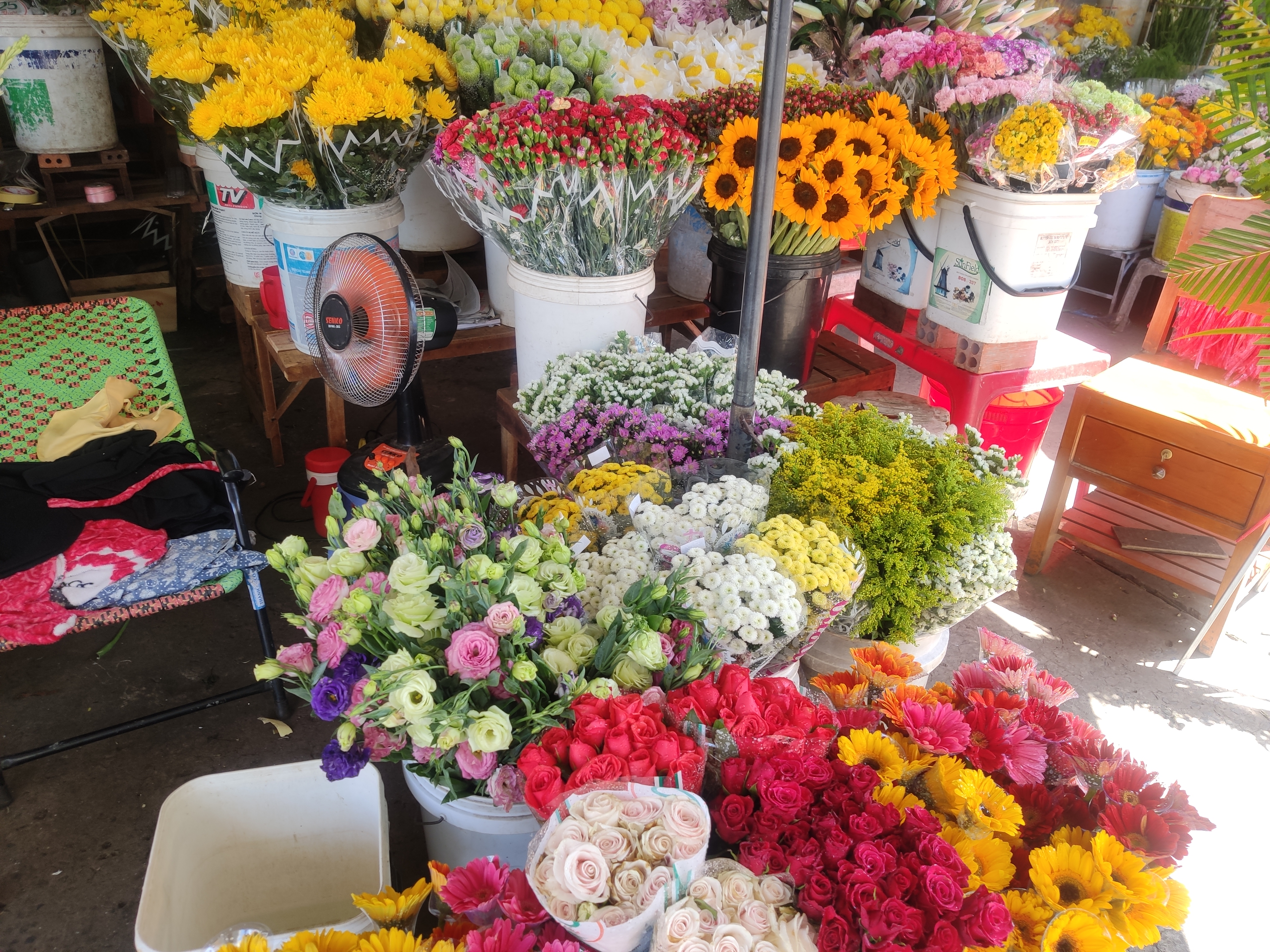 ベトナムのマーケットのバレンタインデー用生花