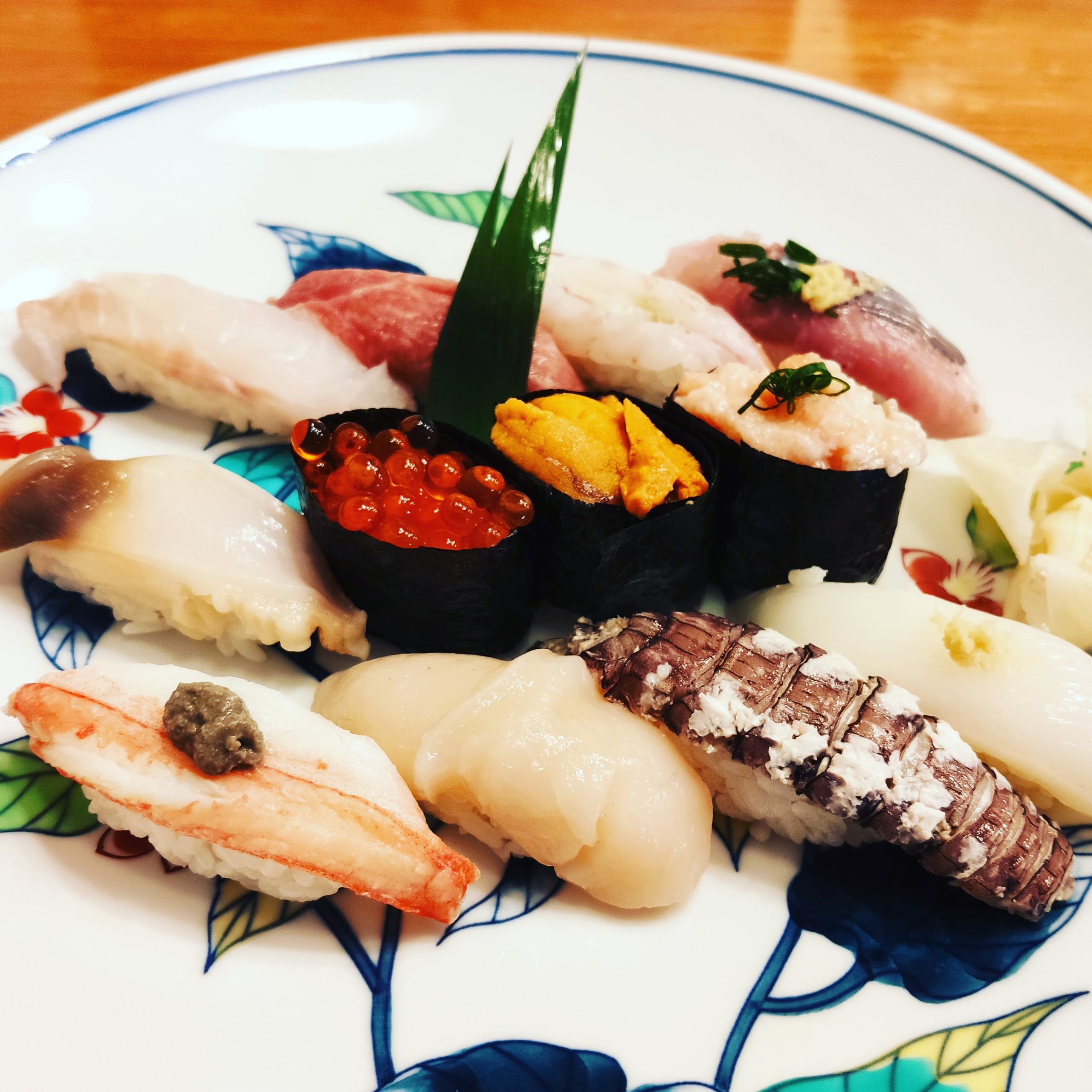 北海道の高級カウンター寿司屋の地物の盛り合わせ