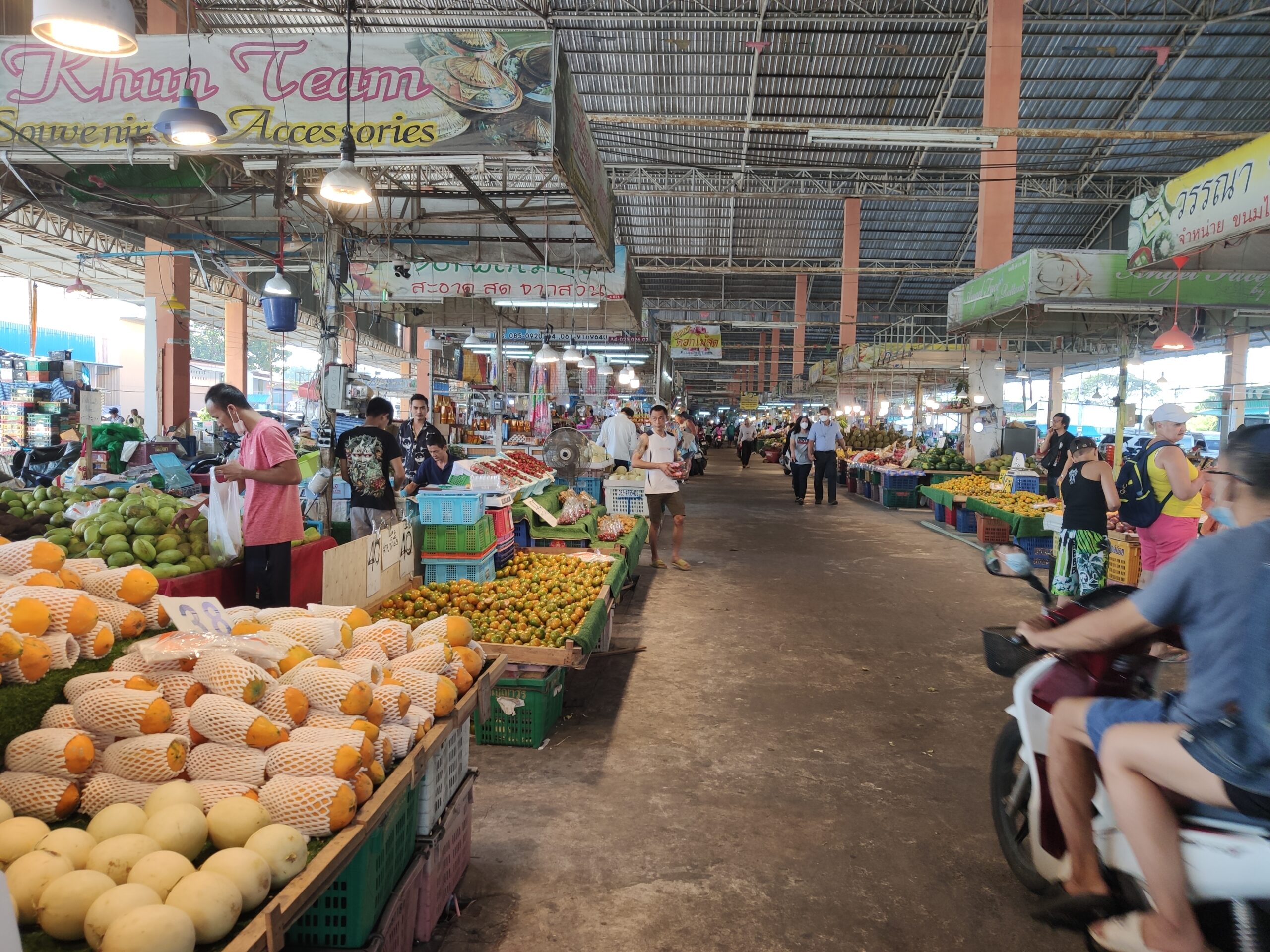 タイのパタヤの安いラタナコン市場