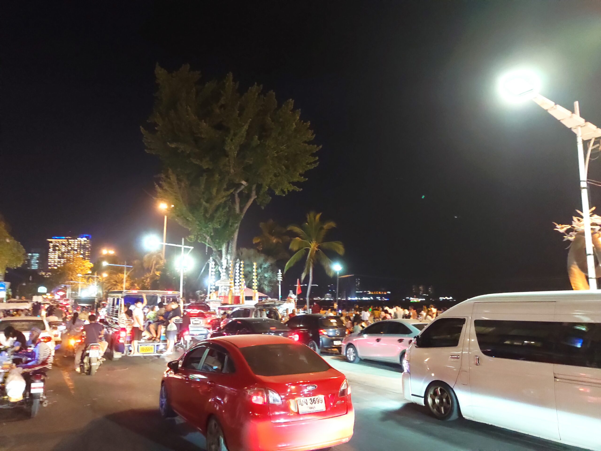 タイのパタヤのビーチロードの大渋滞